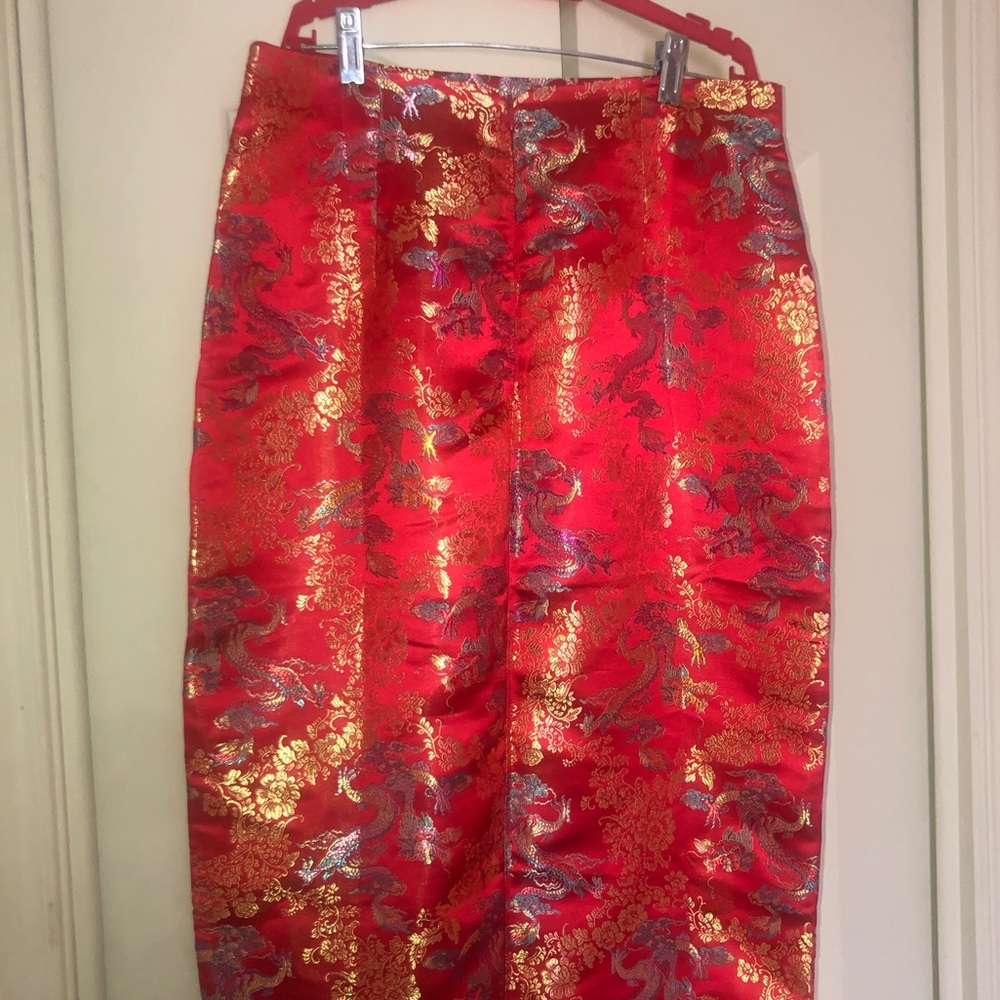 A red satin skirt with slit - Picture 3 of 5